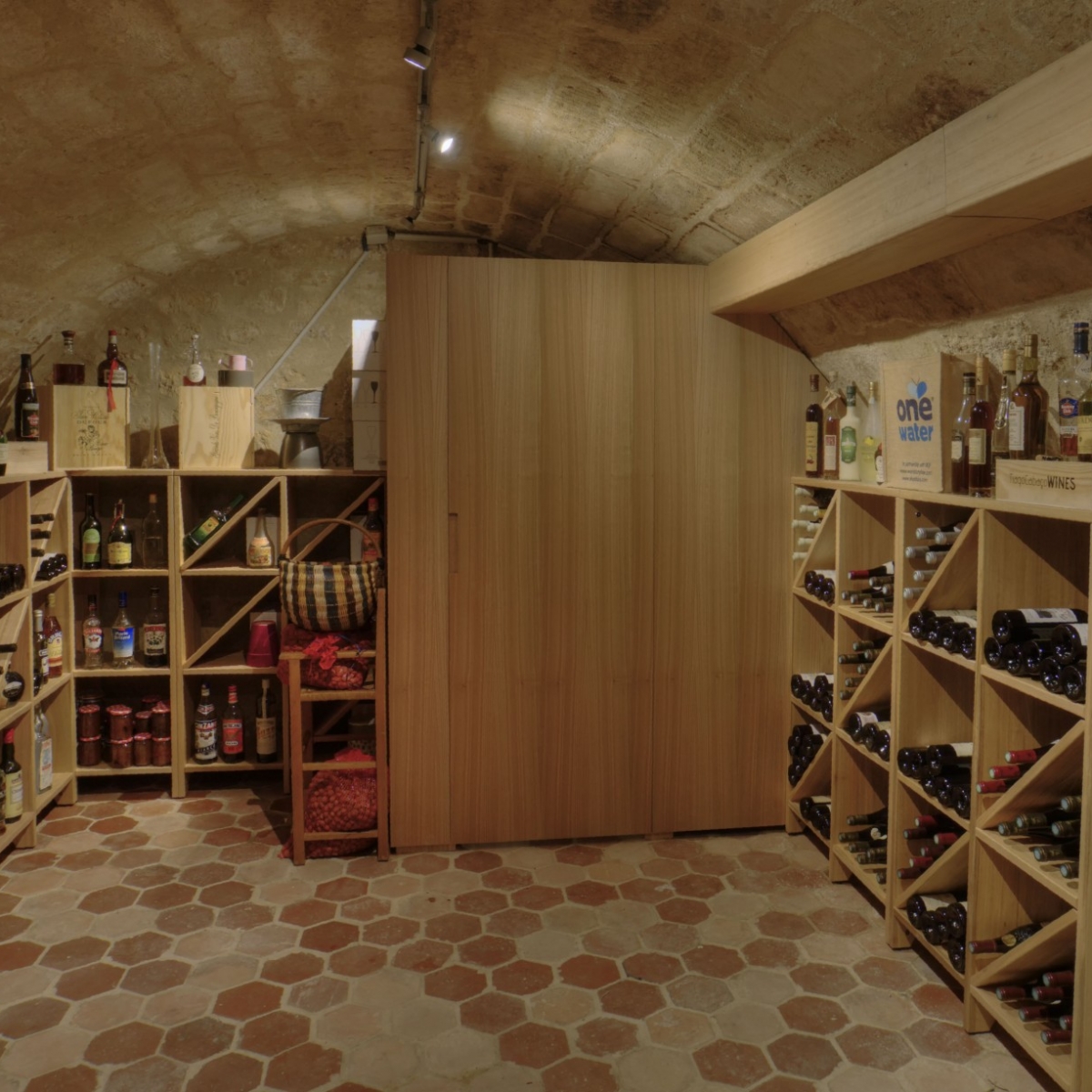 Cellier / Cave à vins Bois eucalyptus massif Villa privée IDF